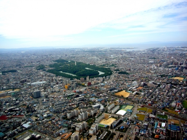 ▲堺市役所展望ロビーから見た前方後円墳と堺の港