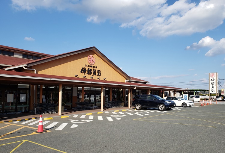 糸島の新鮮な山海の幸を購入できる「伊都菜彩」（糸島市波多江）。日本の産直所でトップクラスの売上高を誇ります。