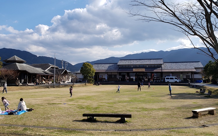 伊都国歴史博物館に隣接する「農業」がテーマの施設。買い物もレジャーも楽しめる一石二鳥のスポットです。