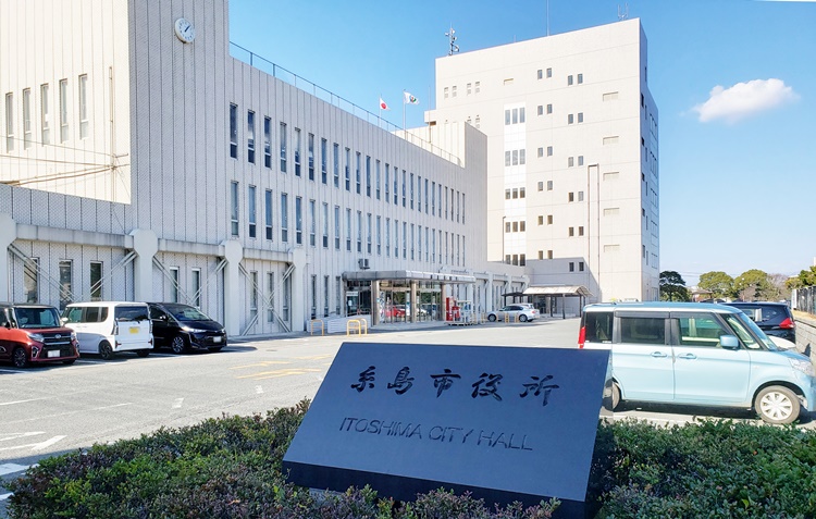 筑前前原駅より徒歩6分の場所にある糸島市役所。現庁舎の老朽化に伴い、この建物の対面に新庁舎の建設が進行中です。