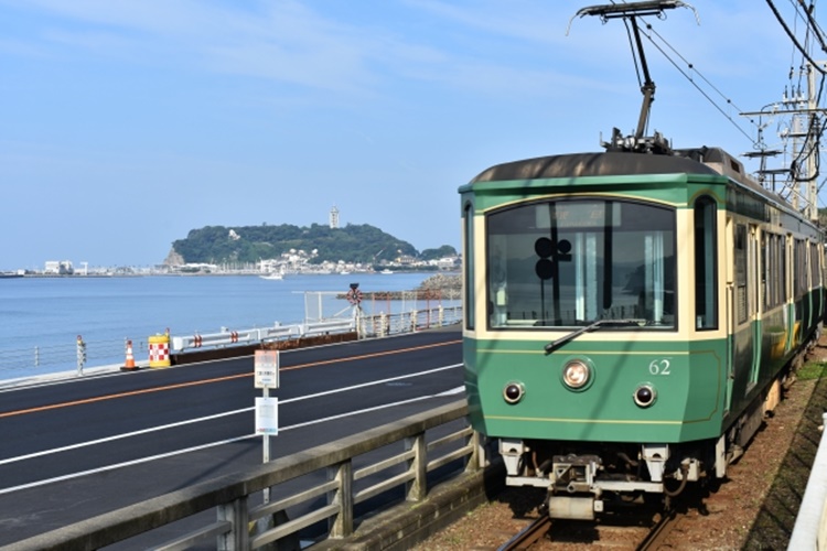 江ノ島を背にして走る江ノ電。