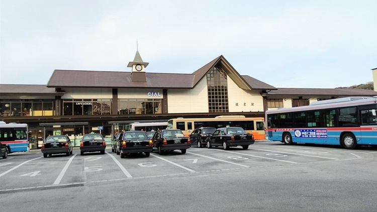 鎌倉駅東口。時計台が残されている。
