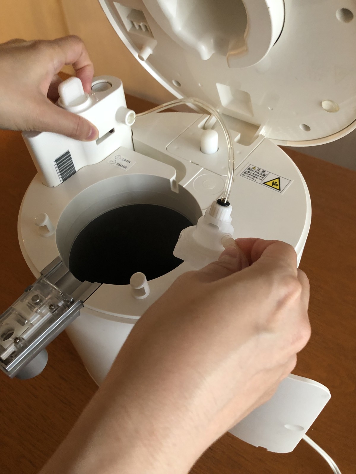 ガスユニットをビールサーバー本体に戻します