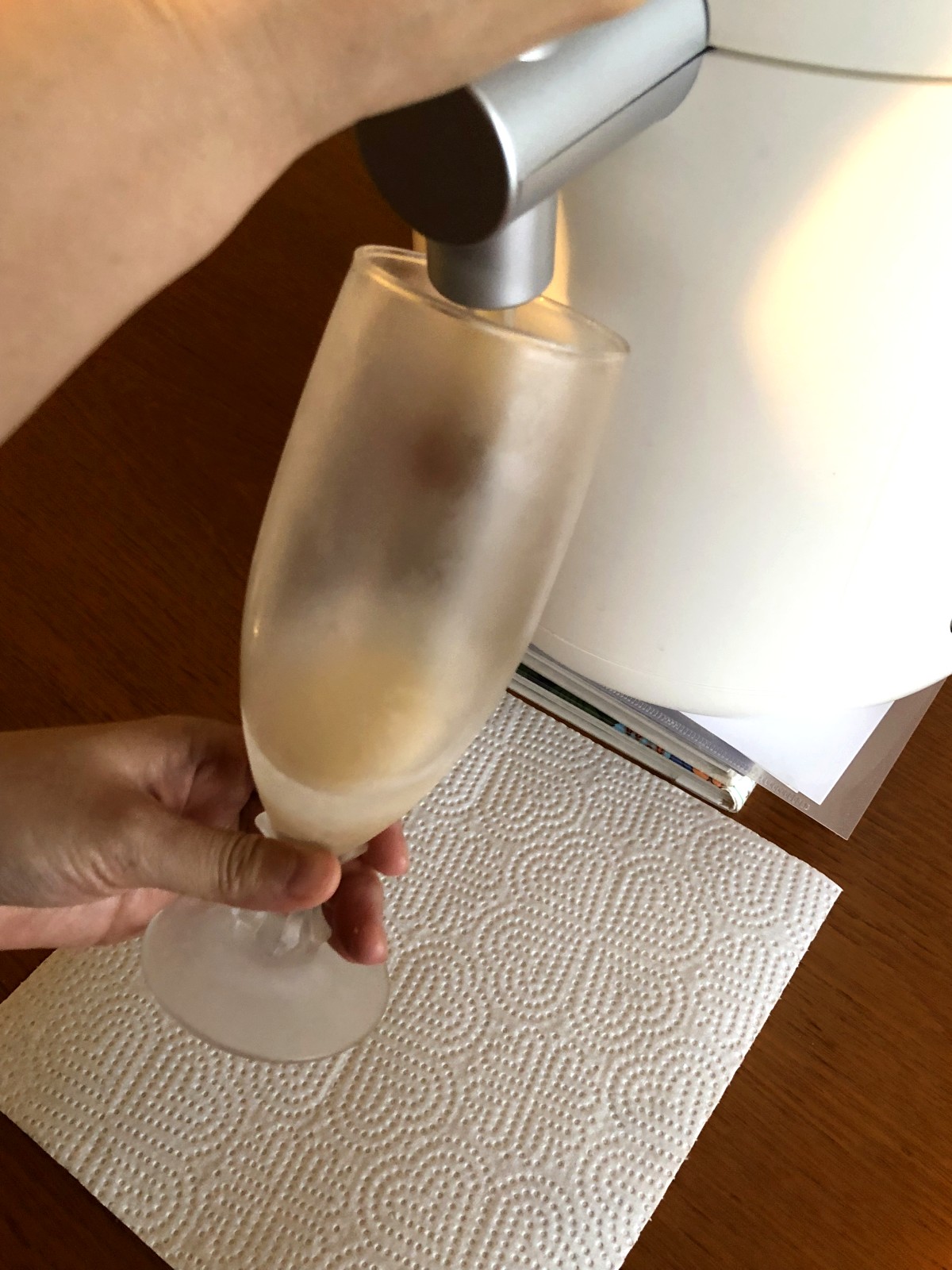 グラスを傾け、タップを手前に倒し、ビールを注ぎ始めます