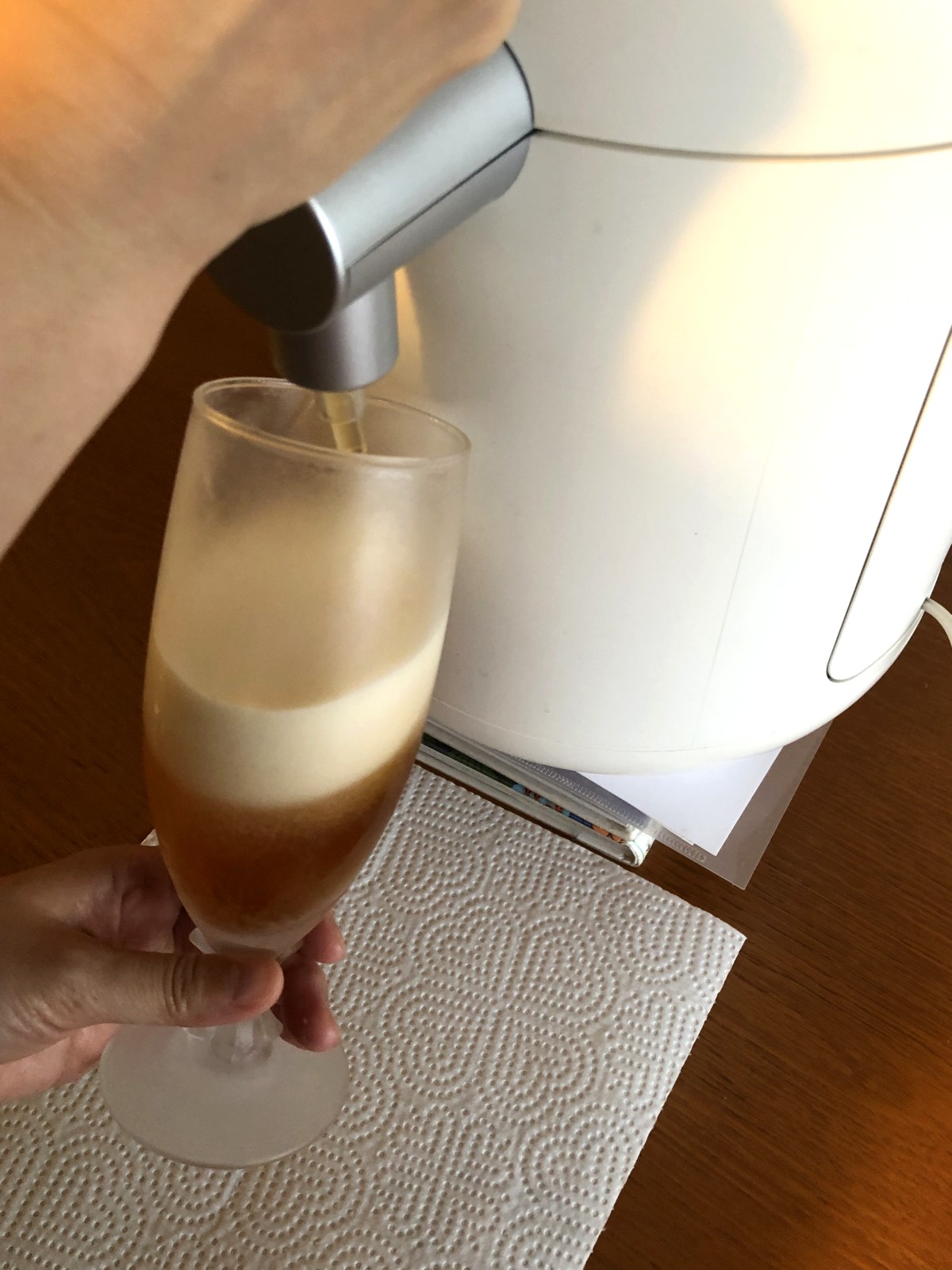 グラスを徐々におこしながら、注いでいきます