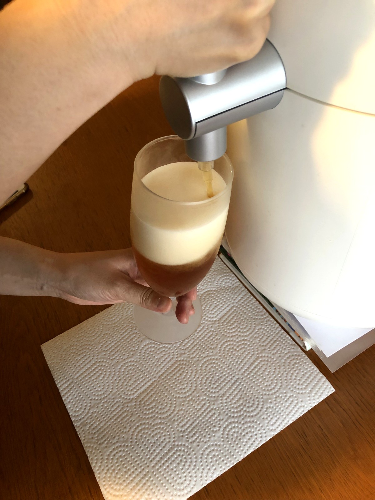 ある程度ビールが注げたら、タップを戻し、タップを奥側に倒します。これで、泡がでます。泡好きな方は泡をいい目に注ぐなど、調整きるのが嬉しいですね！