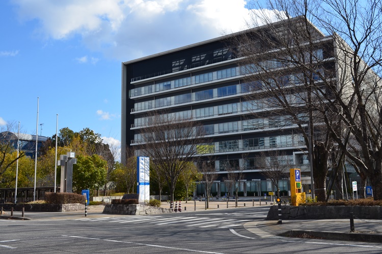 本庁を中心に、東、西、南の各庁舎で構成される巨大な豊田市役所