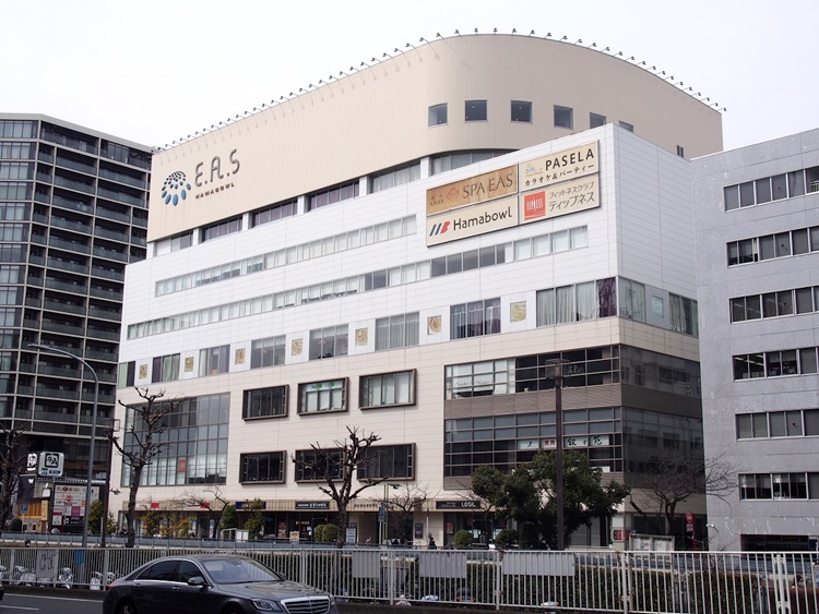 「横浜天然温泉SPA EAS 」の入ったビル。