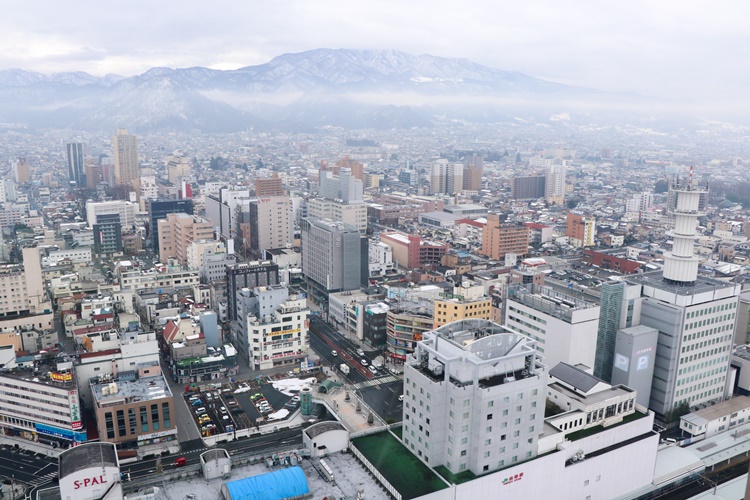 霞城セントラル24階展望ロビーから山形駅東口側の眺め。展望ロビーは入場無料
