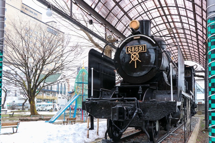 第二公園のSLは2021年にボランティアによって塗装され、きれいな漆黒になった