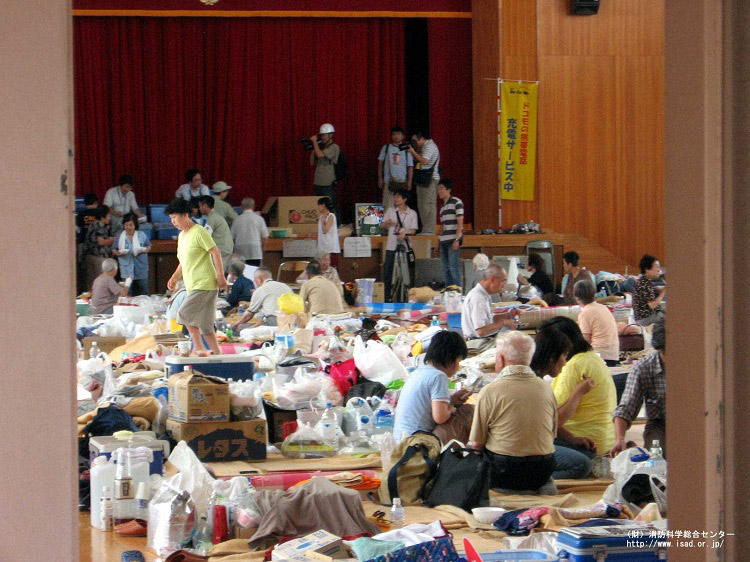▲密集した避難所の様子　出典: 財団法人消防科学総合センター