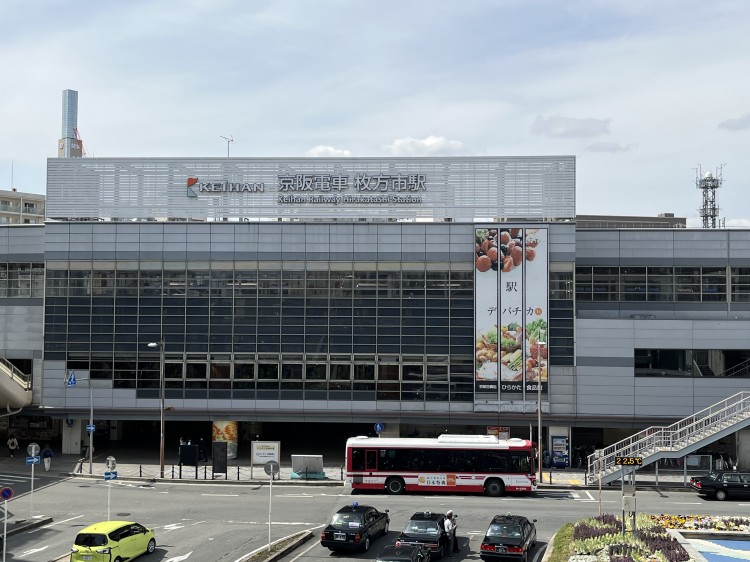 特急が停車する京阪電車枚方市駅。バスターミナルでもある