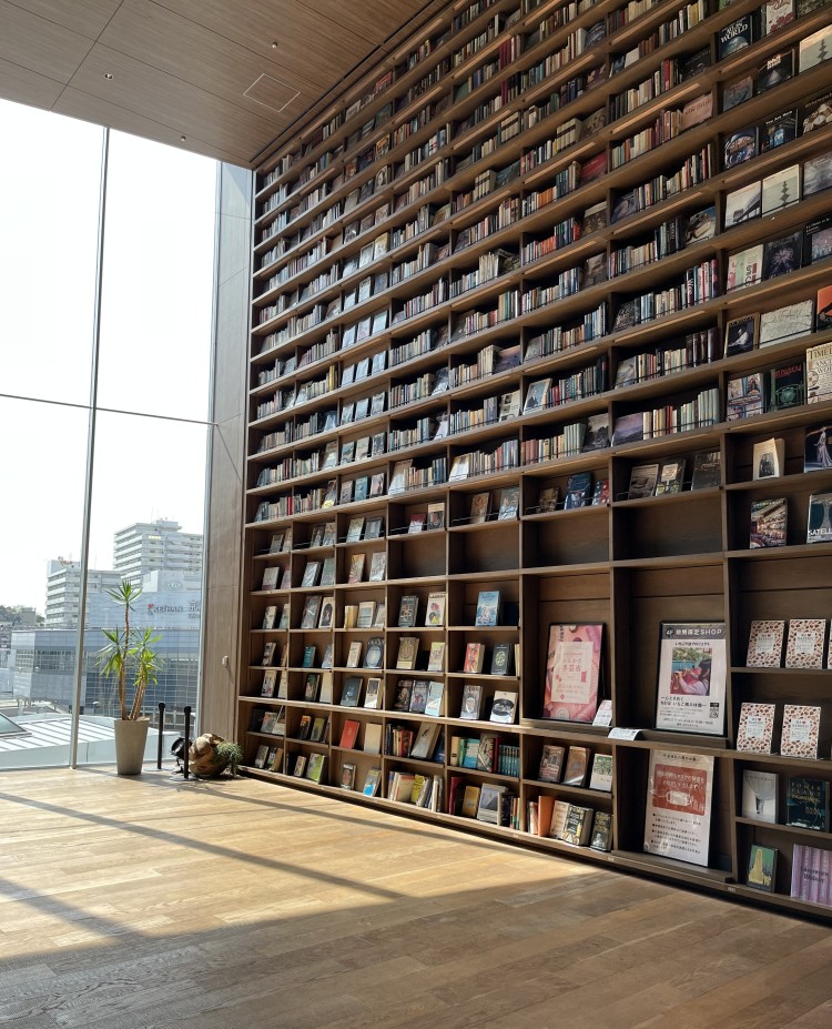 フロアを貫く本棚がお店のランドマークに