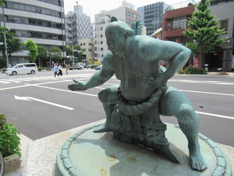国技館通りの力士像